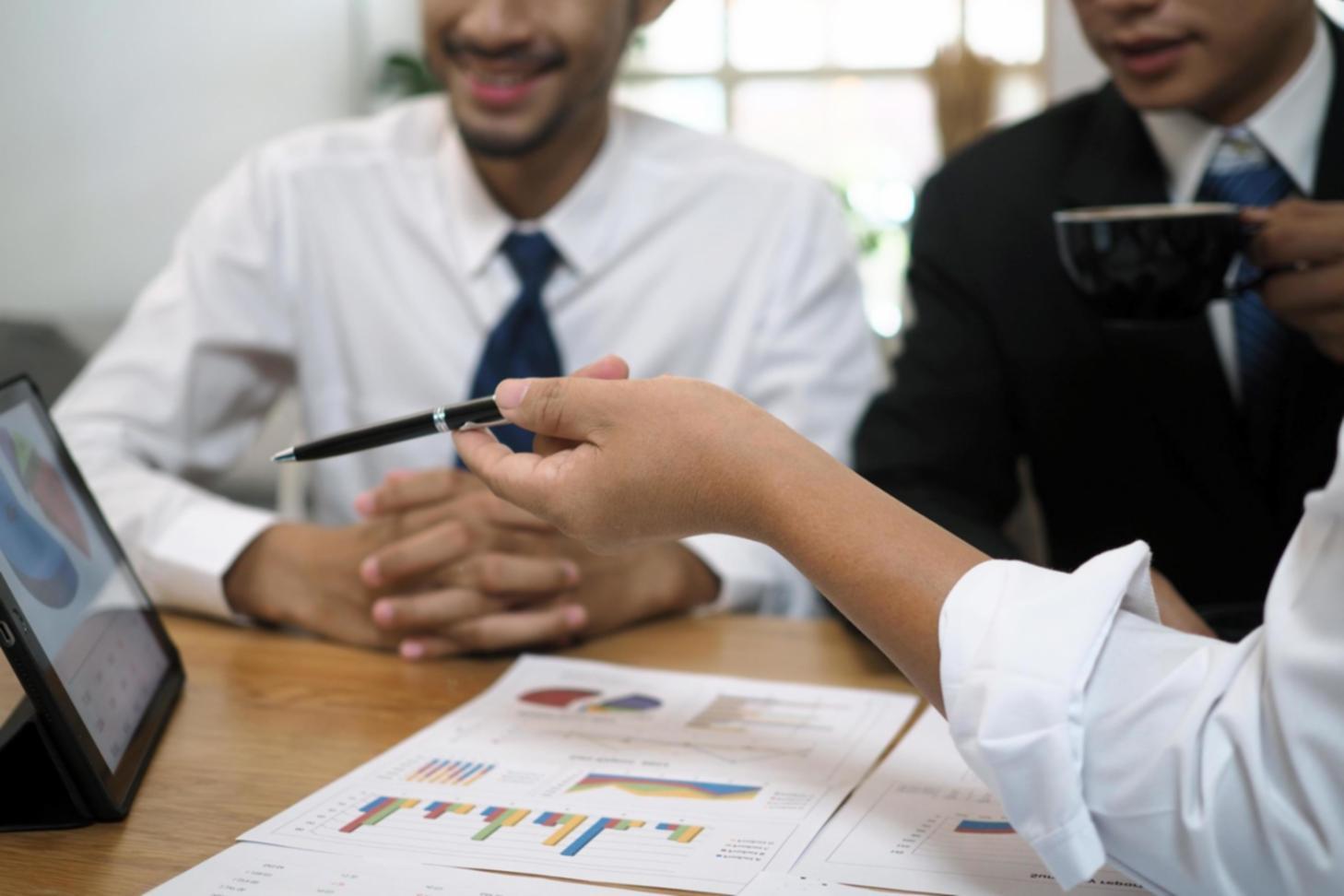 Zufriedene Kundin nach erfolgreicher Finanzberatung