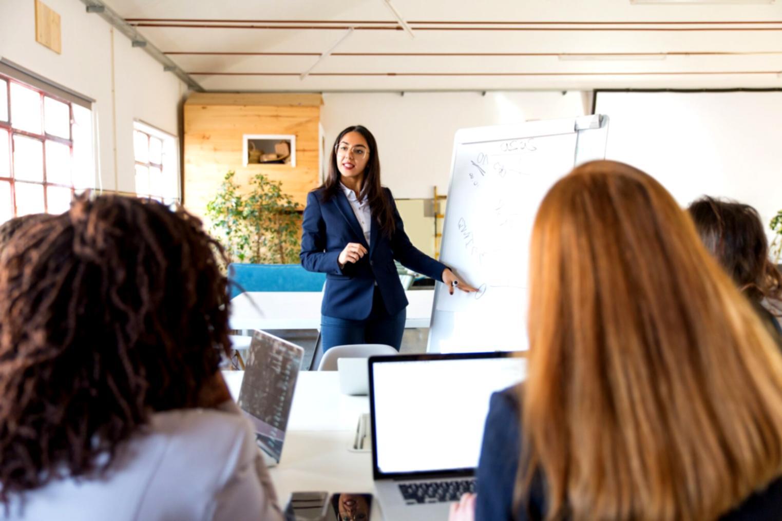 Moderne Büroräume für Finanzberatung und Schulungen