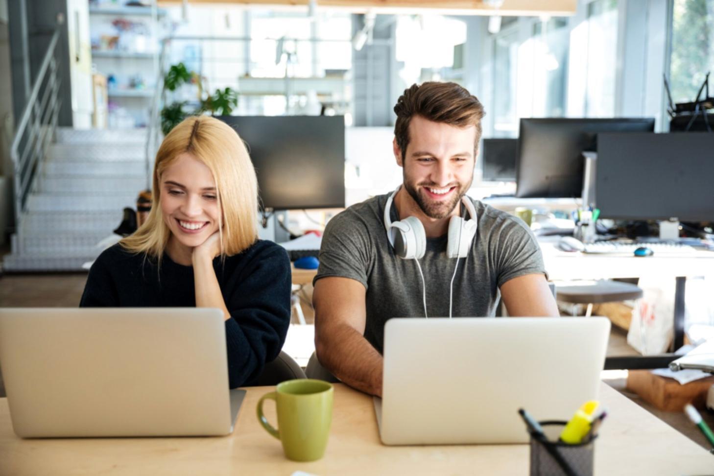 Finanzberatung im modernen Büro mit Blick auf Unterlagen und Laptop