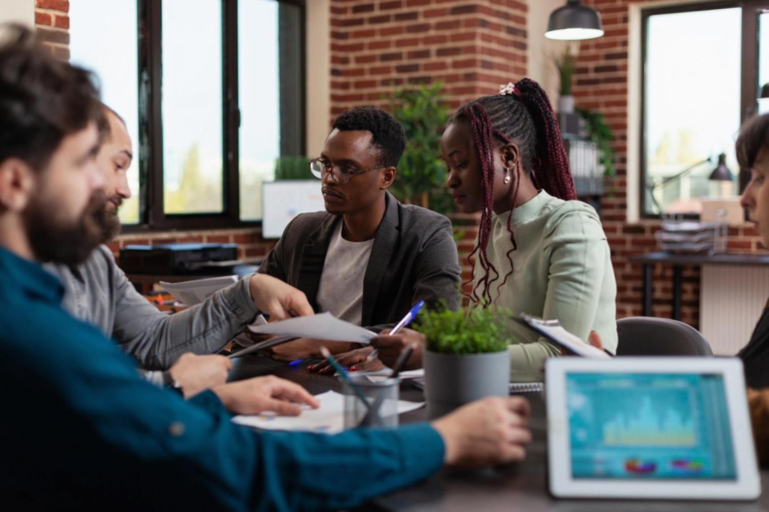 Arbeitsplatz mit Finanzunterlagen und modernem Setup