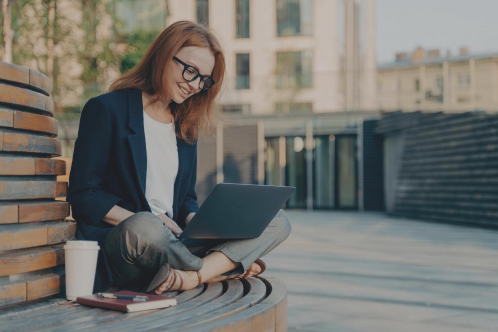 Gemütliche Beratungsecke mit Sesseln und Besprechungsunterlagen